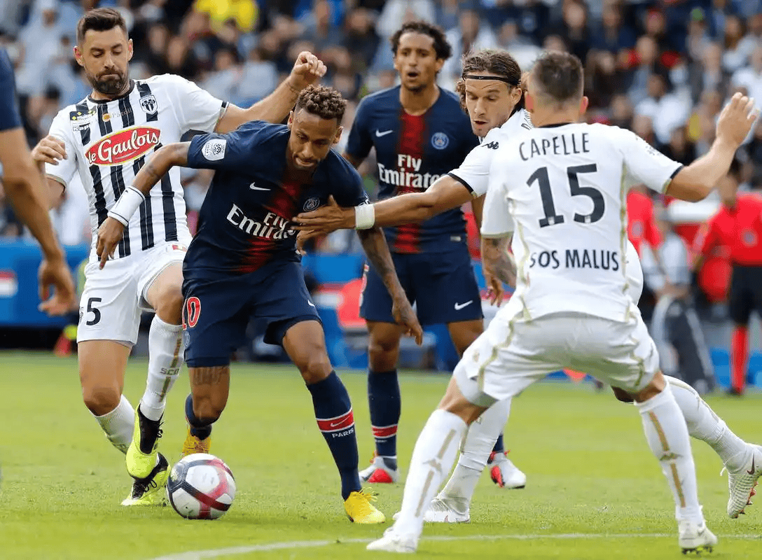 皇家马德里训练开放日，赛后回应争议引欢呼，法国杯在即，球队文化再被提及(皇家马德里足球俱乐部西超杯最新消息)