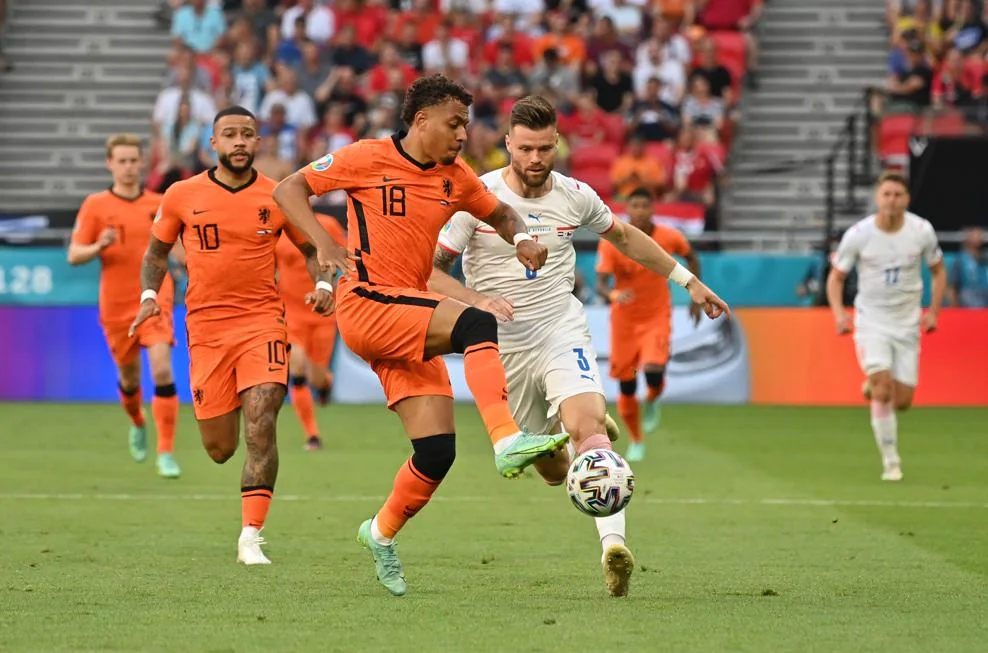 转会期荷甲传出新动向，新疆广汇官宣签约，管理层表态：压力陡增，球探报告显示潜力(新疆广汇飞虎俱乐部篮球队)