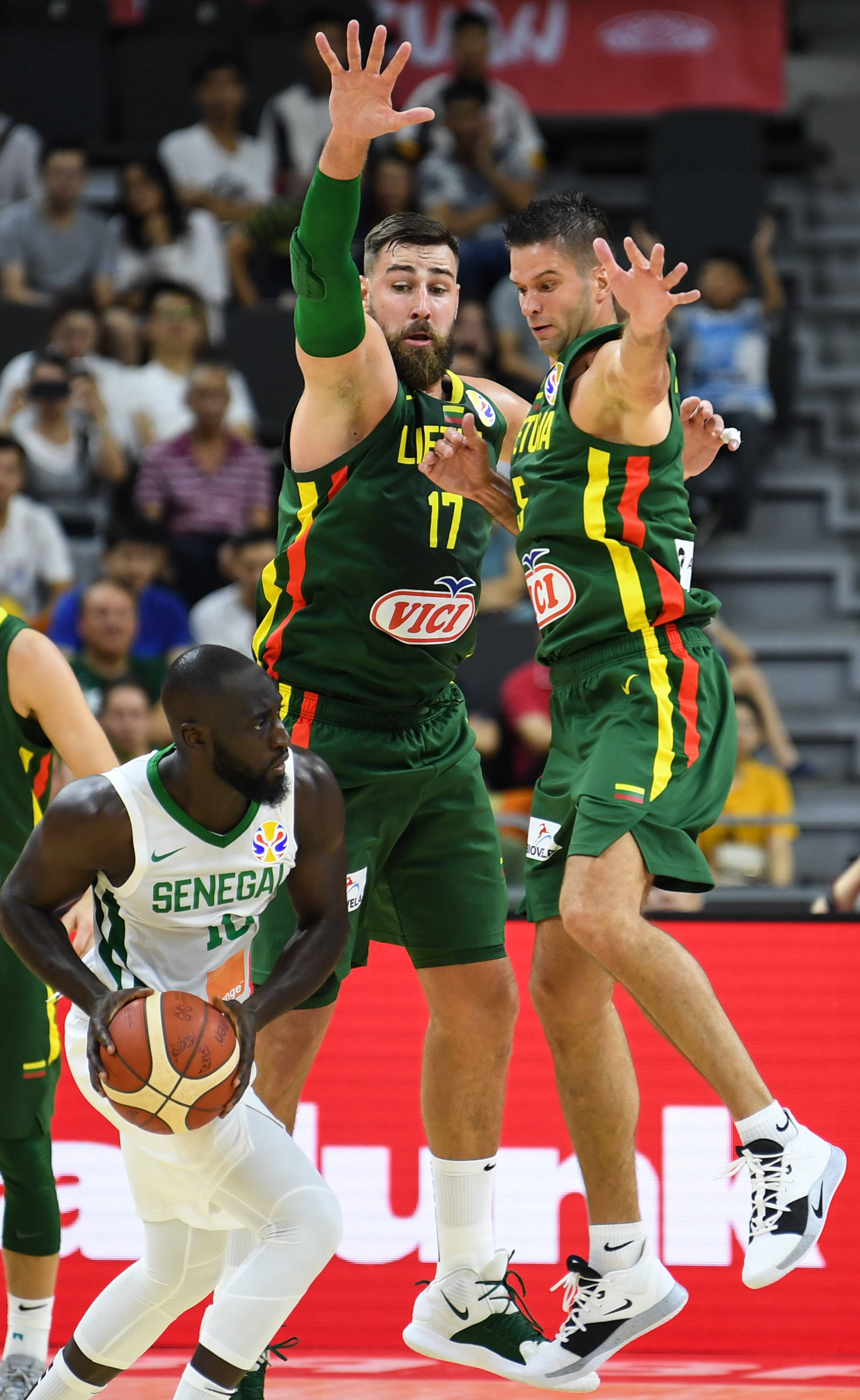 关于亚特兰大训练开放日，集结日篮板制胜引欢呼，德国杯在即，年轻球员得到机会的信息